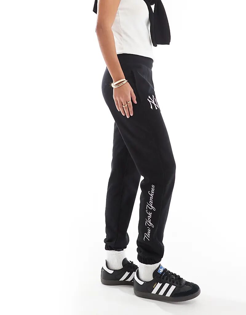 Джоггеры NY Yankees с манжетами и боковым рисунком черного цвета New Era
Джоггеры NY Yankees с манжетами и боковым рисунком черного цвета New Era