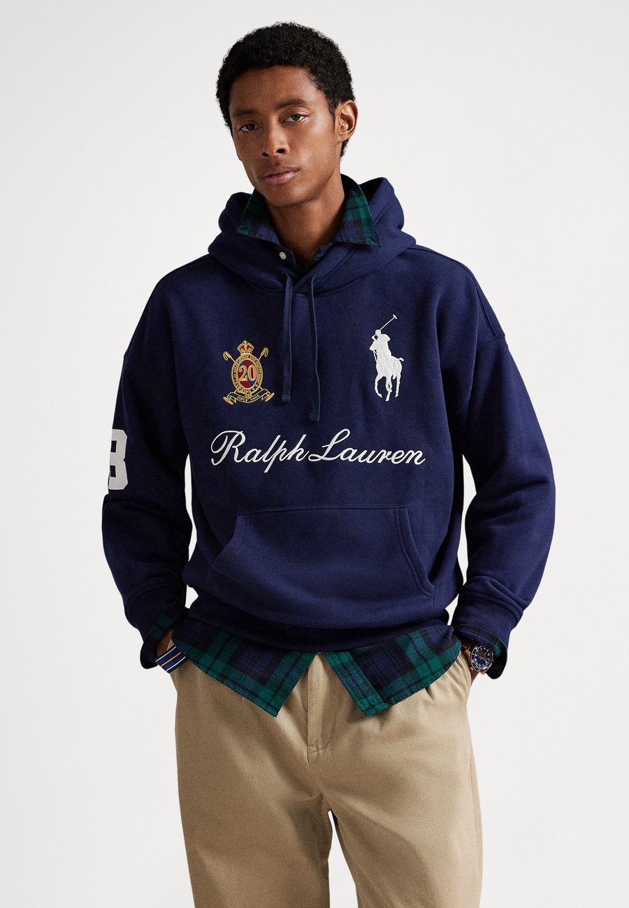 Худи Polo Ralph Lauren BIG PONY 20TH ANNIVERSARY HOODIE, Cruise Navy/Black, Черный, Худи Polo Ralph Lauren BIG PONY 20TH ANNIVERSARY HOODIE, Cruise Navy/Black
Худи Polo Ralph Lauren BIG PONY 20TH ANNIVERSARY HOODIE, Cruise Navy/Black, Черный, Худи Polo Ralph Lauren BIG PONY 20TH ANNIVERSARY HOODIE, Cruise Navy/Black