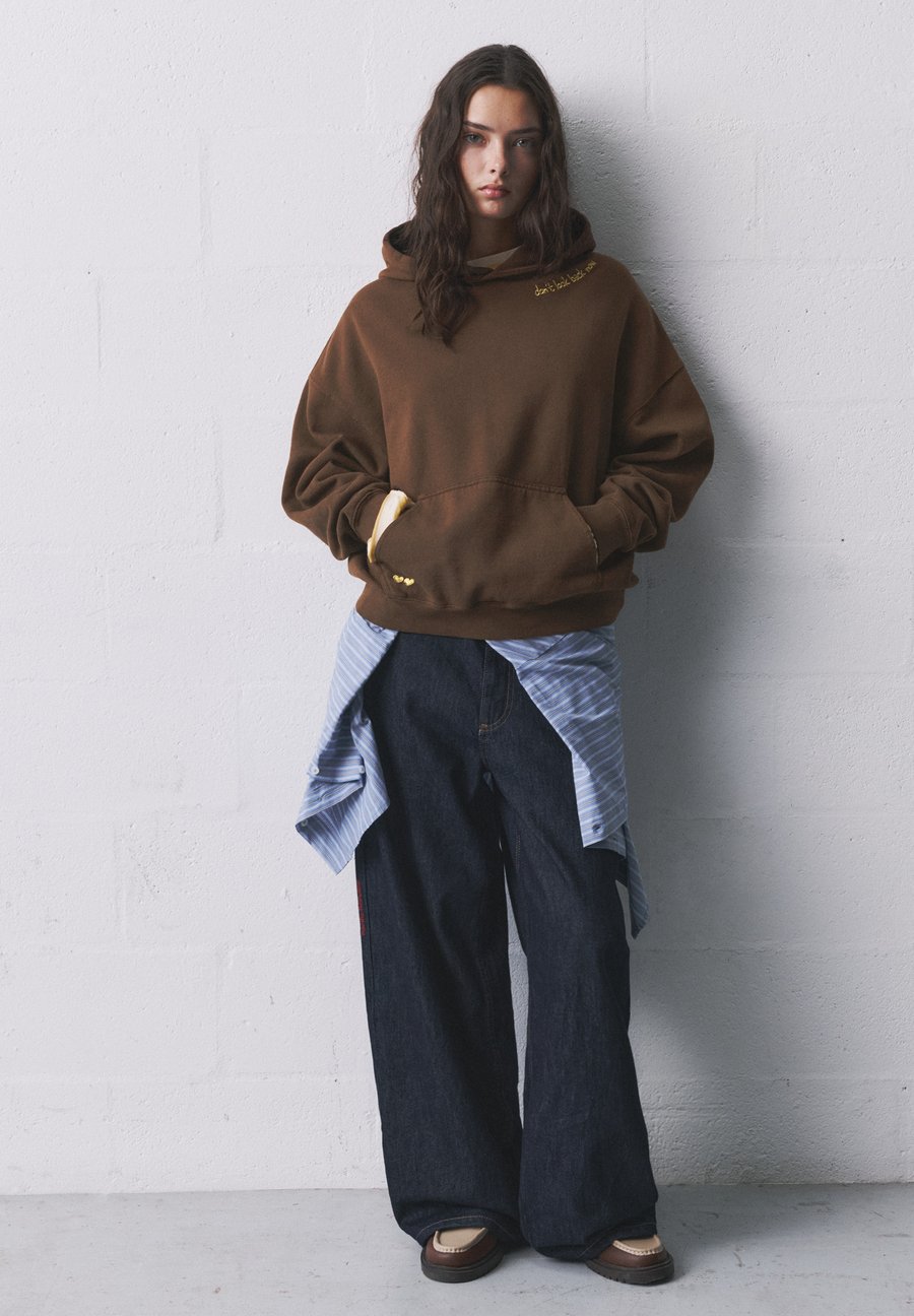 Худи PULL&BEAR WITH EMBROIDERED HEARTS, Brown
Худи PULL&BEAR WITH EMBROIDERED HEARTS, Brown