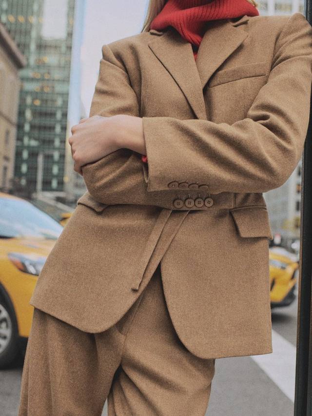 Блейзер из смеси шерсти helsinki virgin с поясом Mango, желто-коричневый
Блейзер из смеси шерсти helsinki virgin с поясом Mango, желто-коричневый