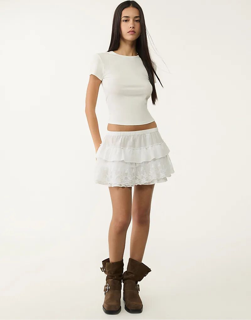 Кюлоты Stradivarius с оборкой белого цвета
Кюлоты Stradivarius с оборкой белого цвета