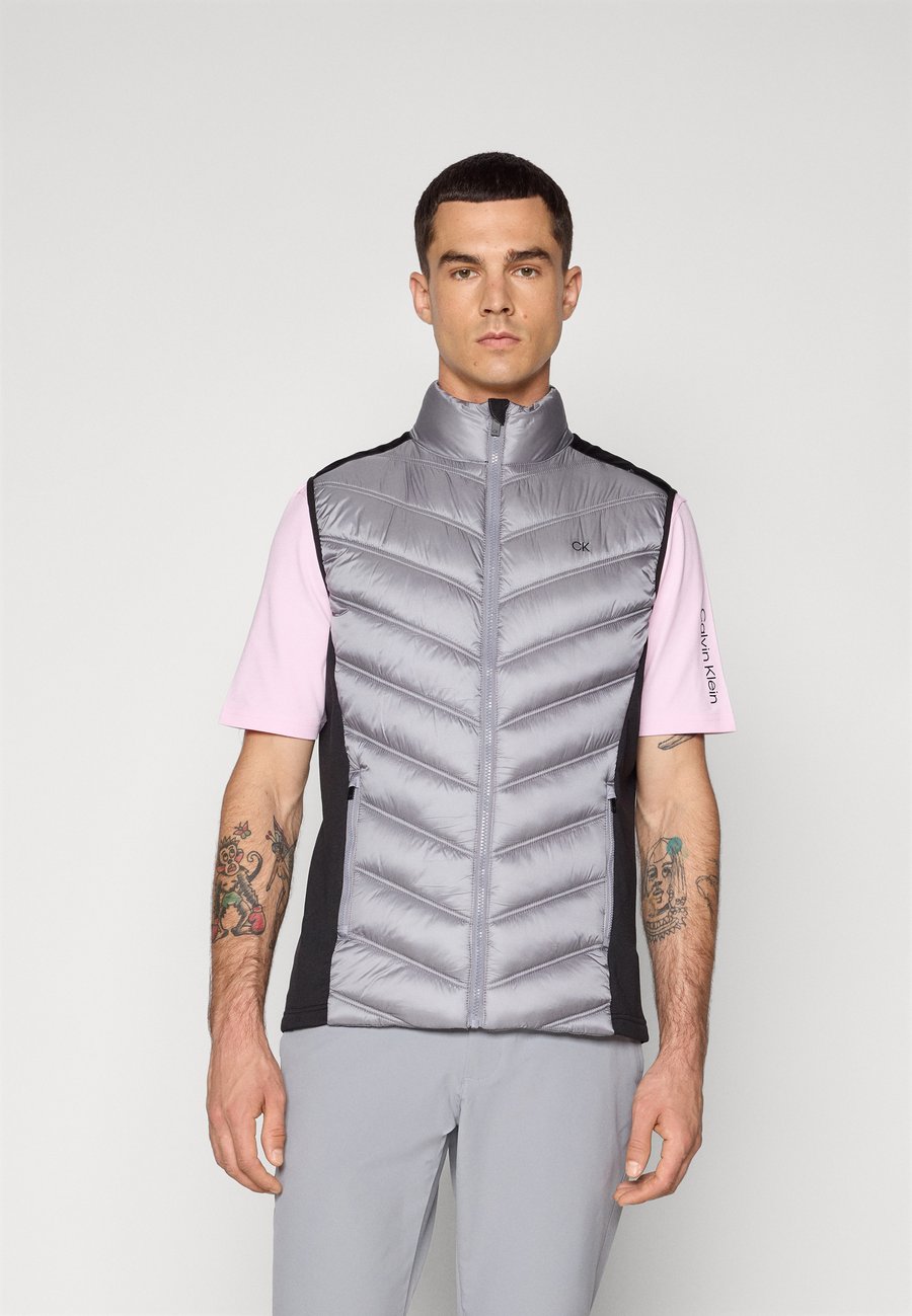Куртка Calvin Klein Golf FRONTERA HYBRID GILET, Black/Silver-Coloured/Light Grey
Куртка Calvin Klein Golf FRONTERA HYBRID GILET, Black/Silver-Coloured/Light Grey