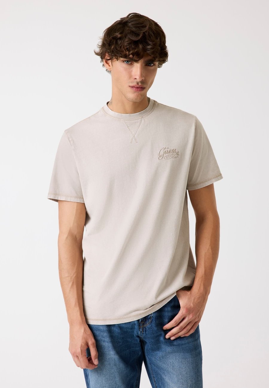 Футболка Guess LOGOSTICKEREI, Beige
Футболка Guess LOGOSTICKEREI, Beige
