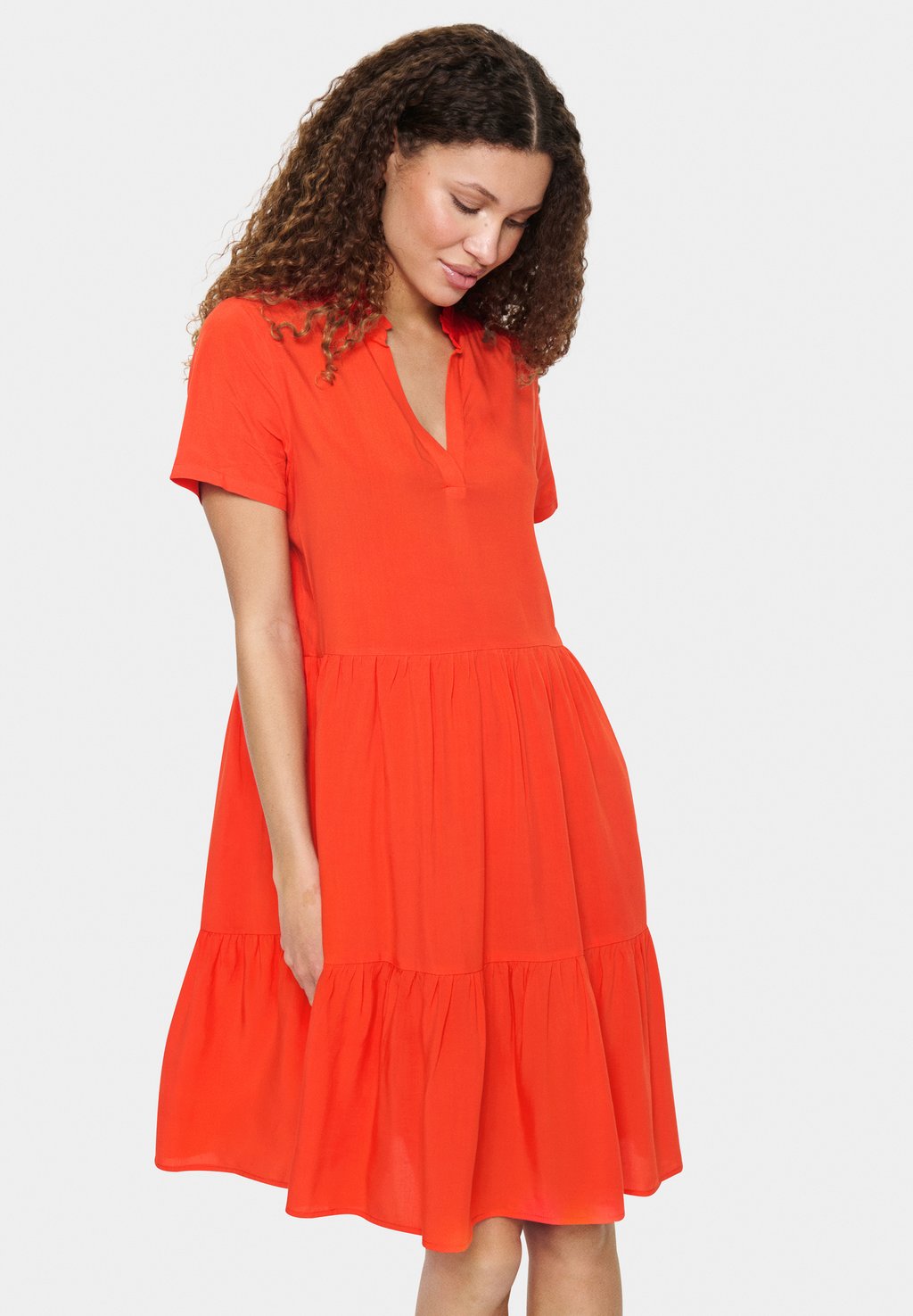 Повседневное платье EDASZ SS Saint Tropez, оранжевый
Повседневное платье EDASZ SS Saint Tropez, оранжевый