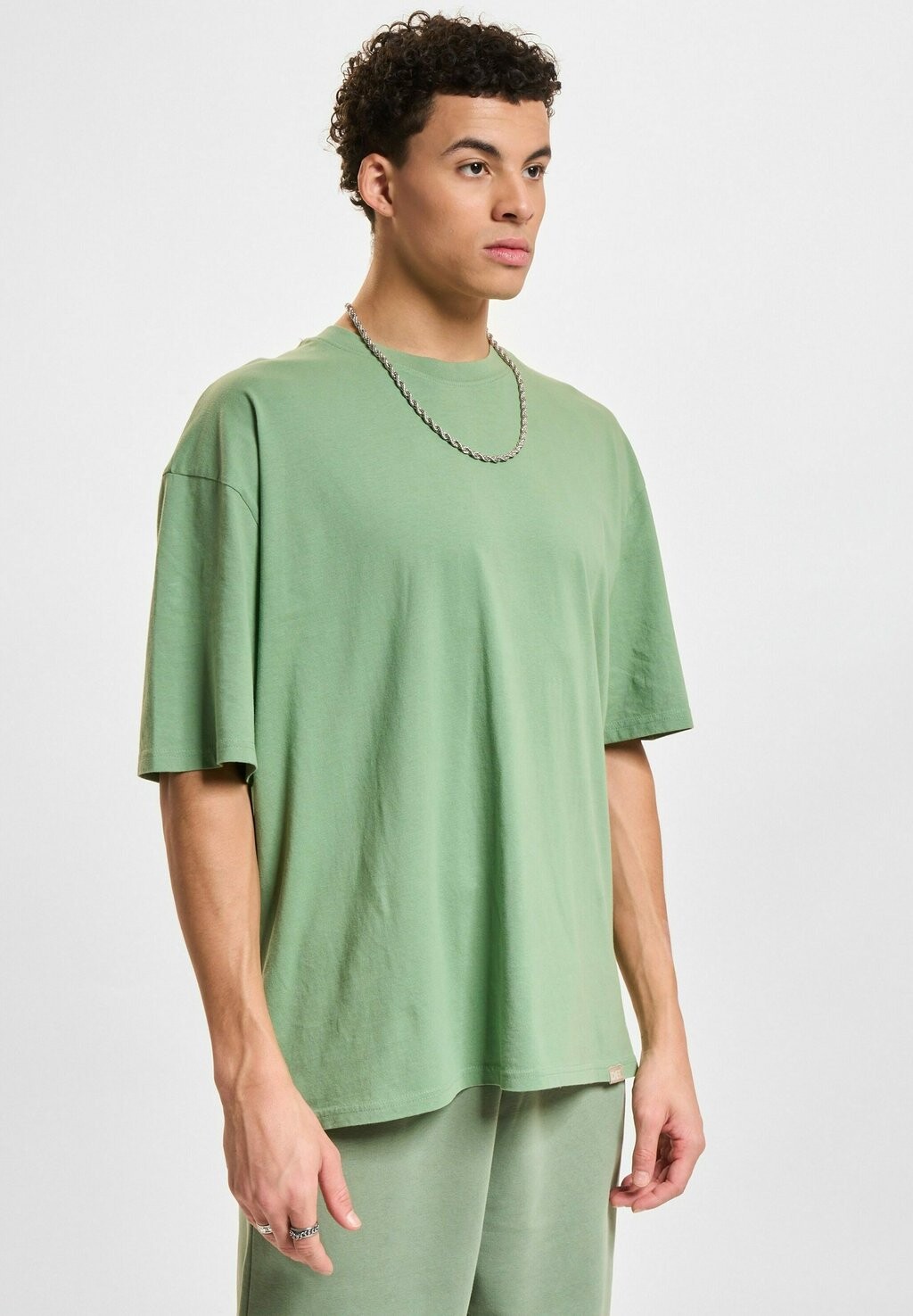 Базовая футболка DEF, стираная зеленая
Базовая футболка DEF, стираная зеленая