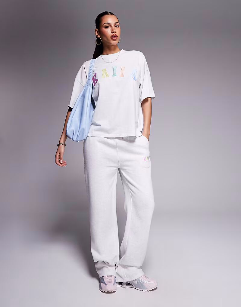 Широкие джоггеры Kaiia с вышитым радужным логотипом серого меланжевого цвета
Широкие джоггеры Kaiia с вышитым радужным логотипом серого меланжевого цвета