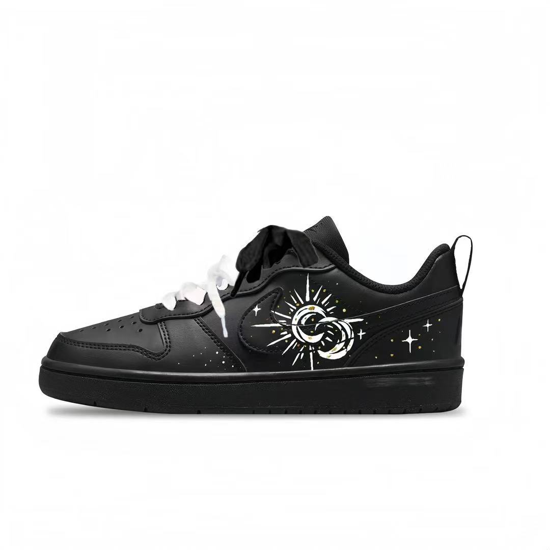 Nike Кроссовки для скейтбординга Court Borough Black White Star Moon Slip Resistant низкие детские Black White унисекс
Nike Кроссовки для скейтбординга Court Borough Black White Star Moon Slip Resistant низкие детские Black White унисекс