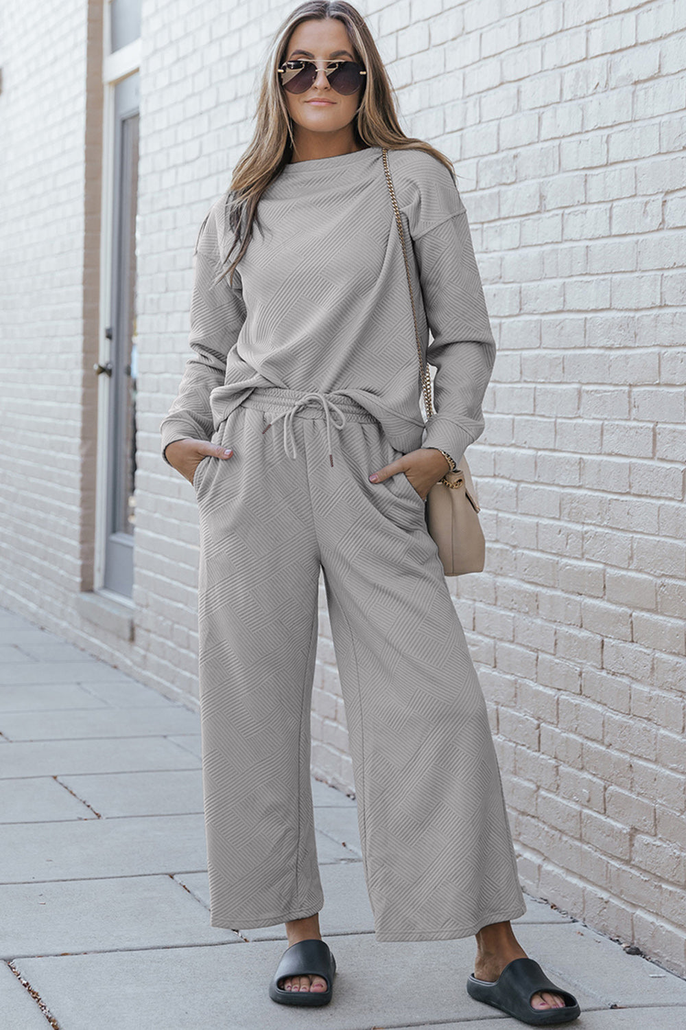 Комплект из фактурного топа с длинными рукавами и брюк на завязках FASHNZFAB, светло-серый
Комплект из фактурного топа с длинными рукавами и брюк на завязках FASHNZFAB, светло-серый