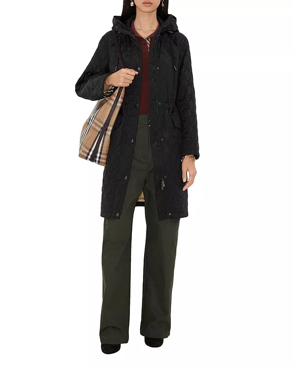 Стеганое нейлоновое пальто с капюшоном Burberry, черный
Стеганое нейлоновое пальто с капюшоном Burberry, черный