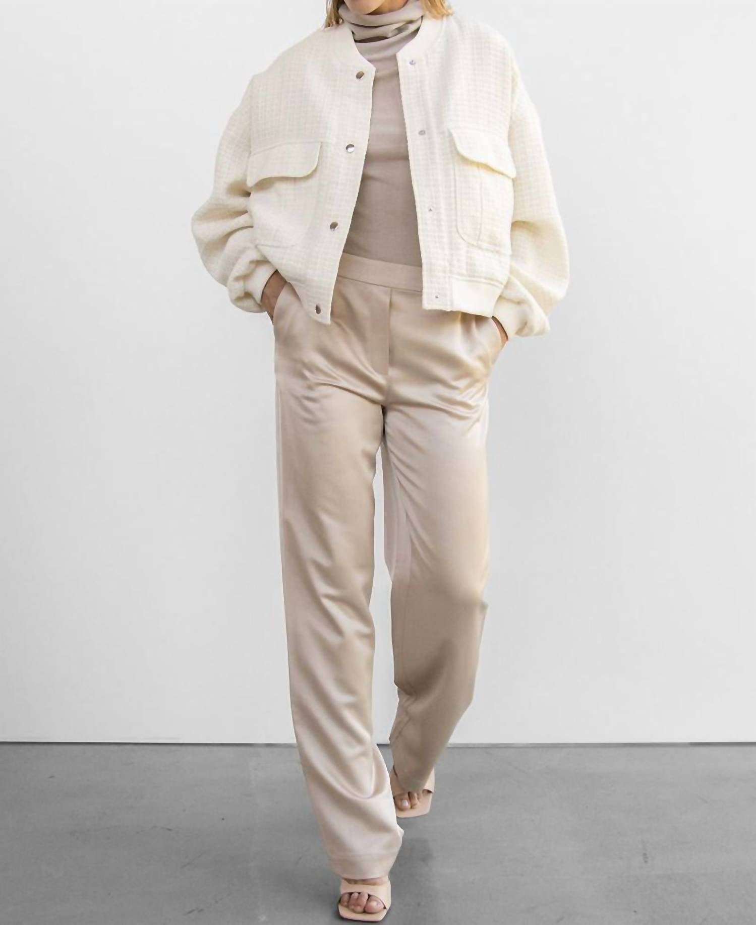 Куртка-бомбер Jessie в цвете облако WithBlack, Cloud
Куртка-бомбер Jessie в цвете облако WithBlack, Cloud