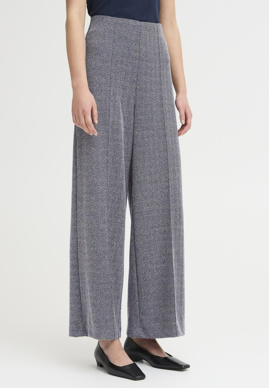 Брюки ICHI IHKATE JACQUARD , Patriot Blue Herringbone/Blue
Брюки ICHI IHKATE JACQUARD , Patriot Blue Herringbone/Blue