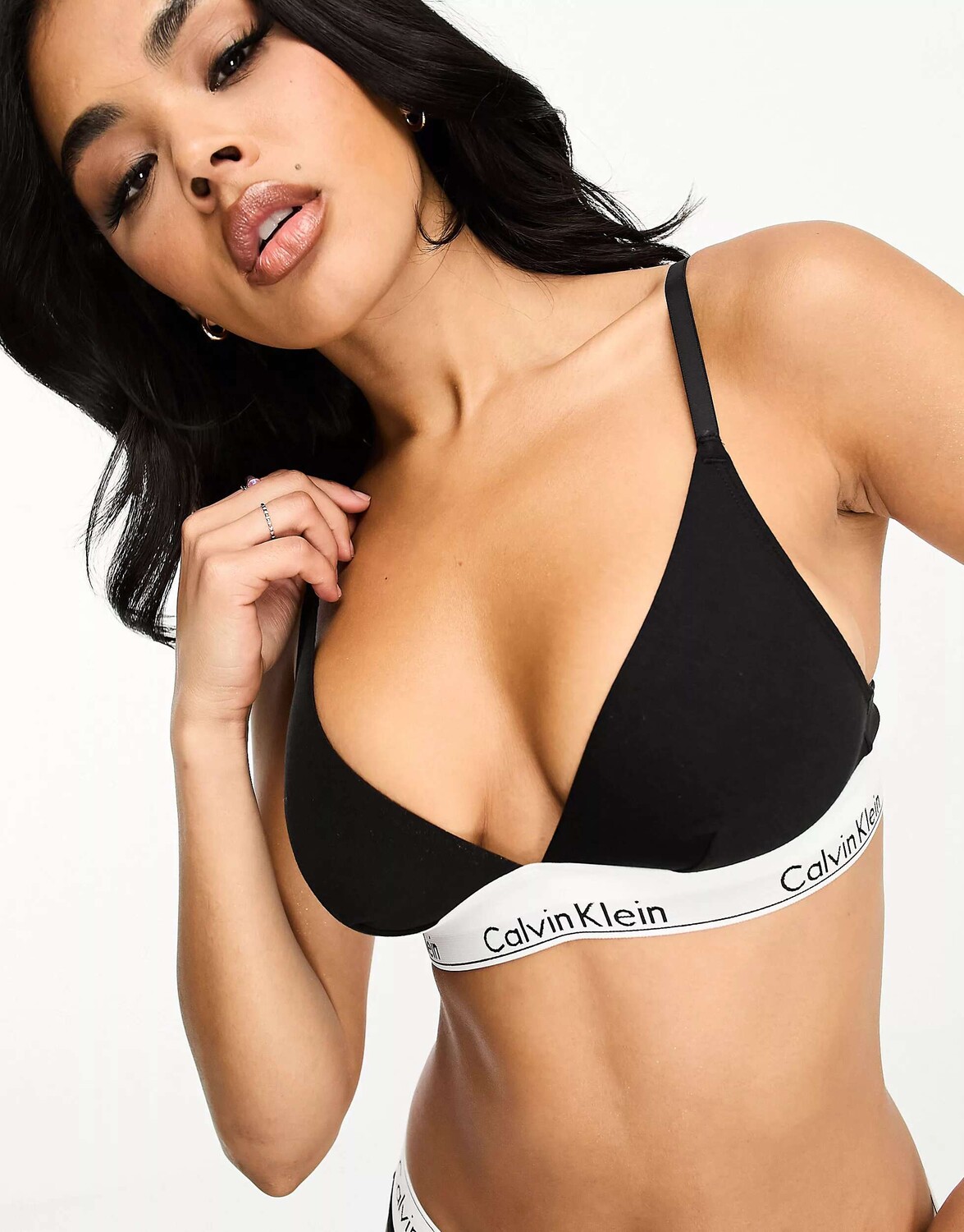 Черный хлопковый бюстгальтер без подкладки с треугольными чашками Calvin Klein Modern
Черный хлопковый бюстгальтер без подкладки с треугольными чашками Calvin Klein Modern