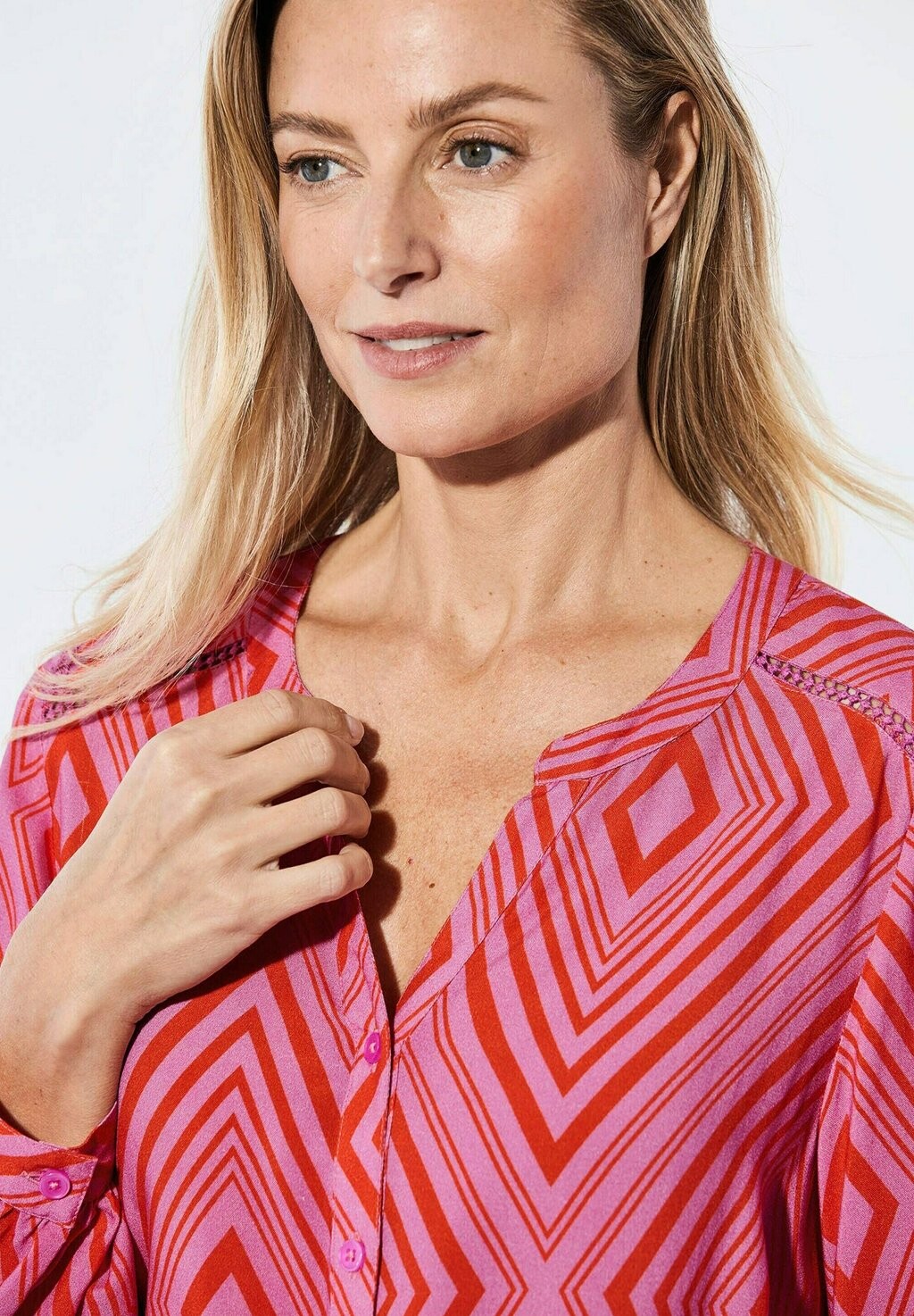 Блуза MIT AUSSCHNITT GOLDNER, красный
Блуза MIT AUSSCHNITT GOLDNER, красный