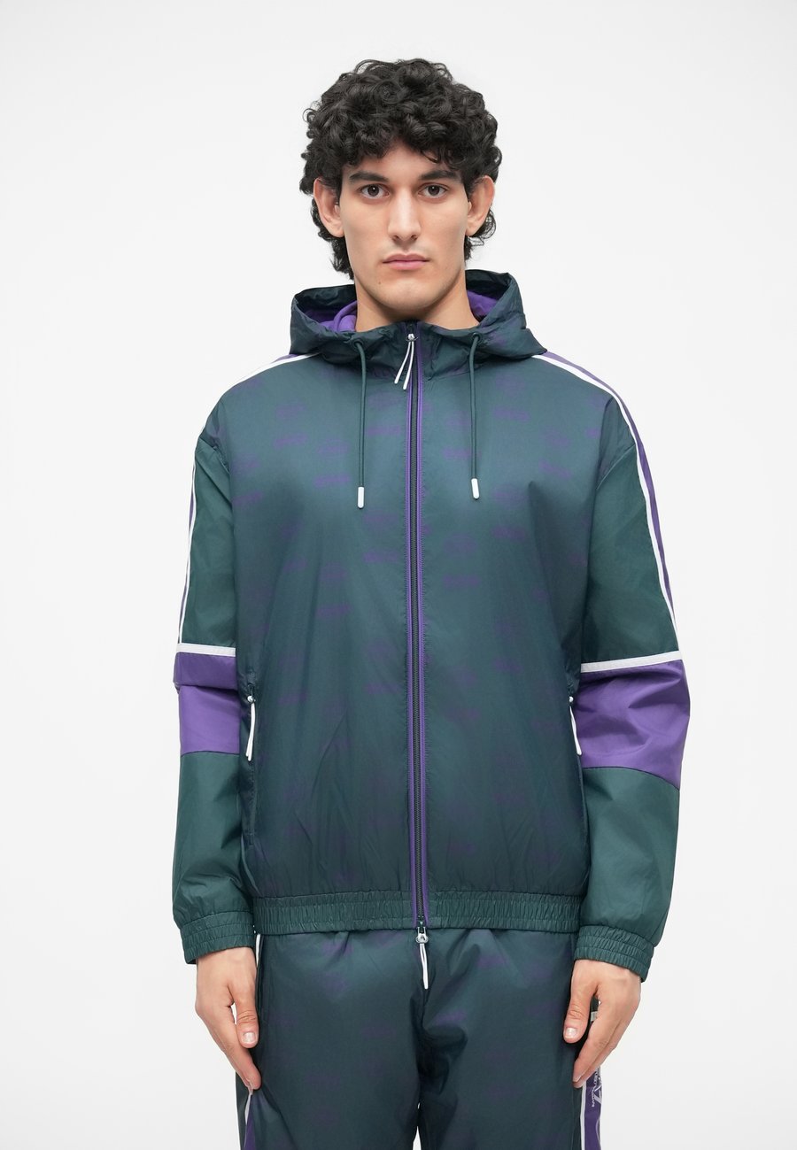 Куртка EA7 Emporio Armani TRAIN GRAPHIC SERIES HOODIE MONOGRAM, Dark Green Fancy/Multi-Coloured
Куртка EA7 Emporio Armani TRAIN GRAPHIC SERIES HOODIE MONOGRAM, Dark Green Fancy/Multi-Coloured