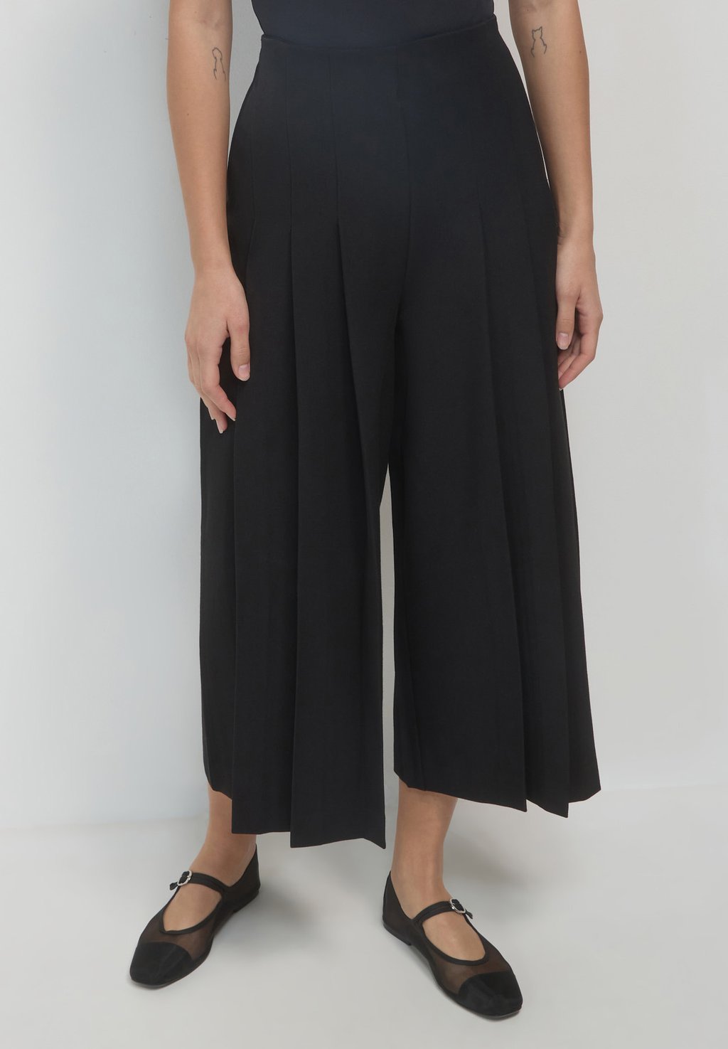 Брюки CULOTTE A PIEGHE Calliope, черный
Брюки CULOTTE A PIEGHE Calliope, черный