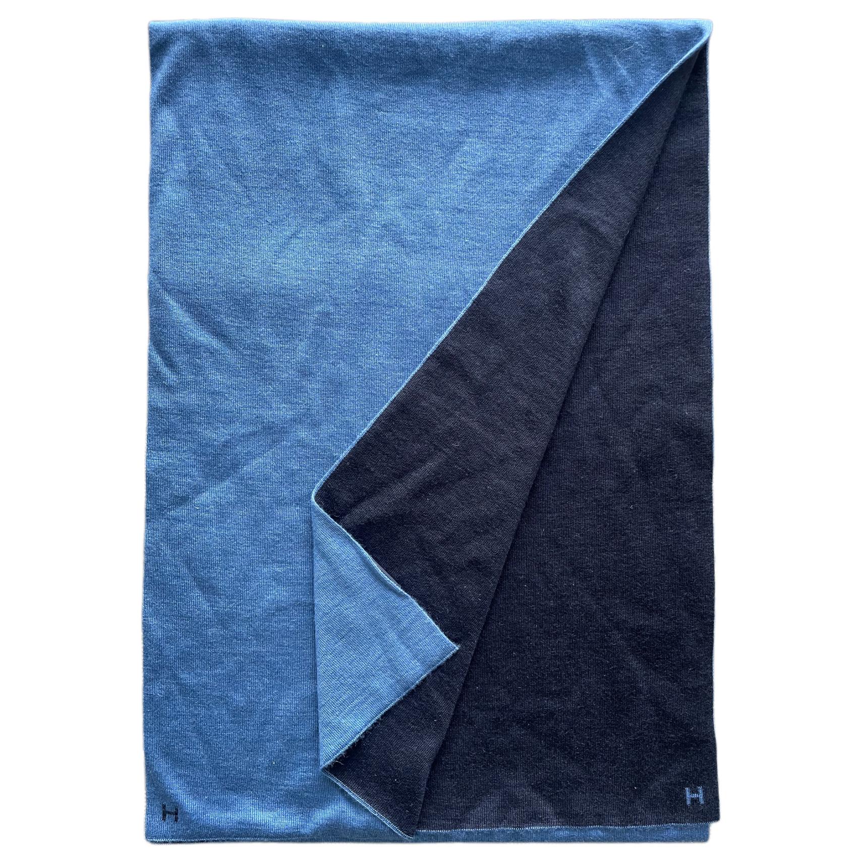 HERMES Шарф из кашемира и шелка унисекс Light Blue/Dark Blue
HERMES Шарф из кашемира и шелка унисекс Light Blue/Dark Blue