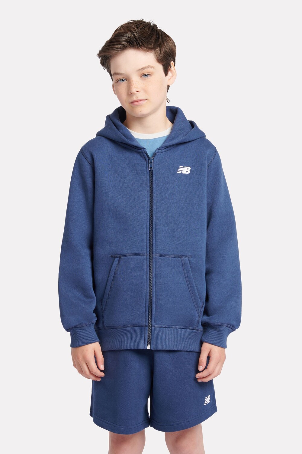 Толстовка с капюшоном для мальчиков с зачесом назад и небольшим логотипом на молнии New Balance, синий
Толстовка с капюшоном для мальчиков с зачесом назад и небольшим логотипом на молнии New Balance, синий