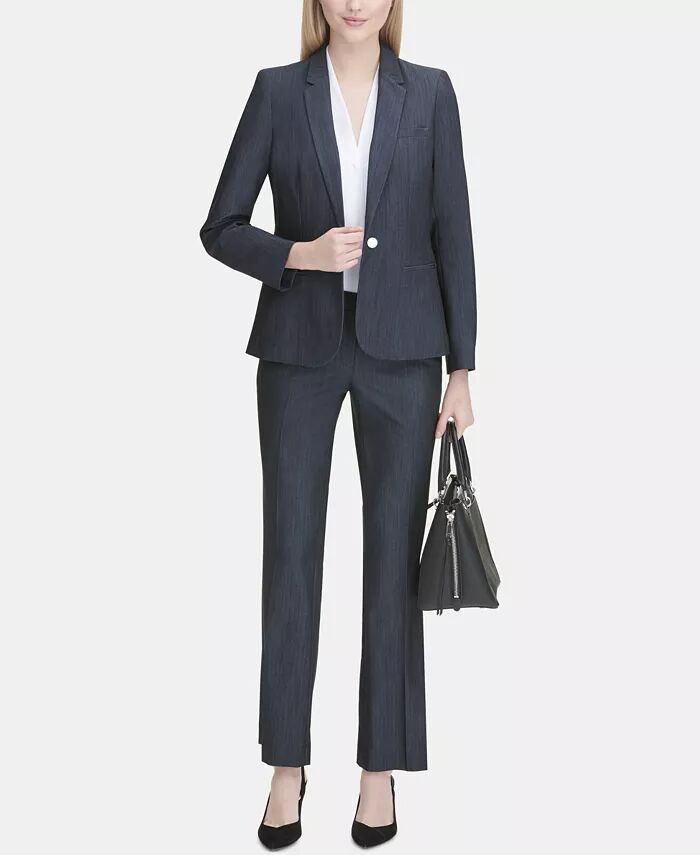 Блейзер на одной пуговице, плиссированная блузка и брюки Calvin Klein
Блейзер на одной пуговице, плиссированная блузка и брюки Calvin Klein