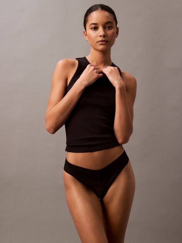 Низкое кружевное стринги Calvin Klein, Black
Низкое кружевное стринги Calvin Klein, Black