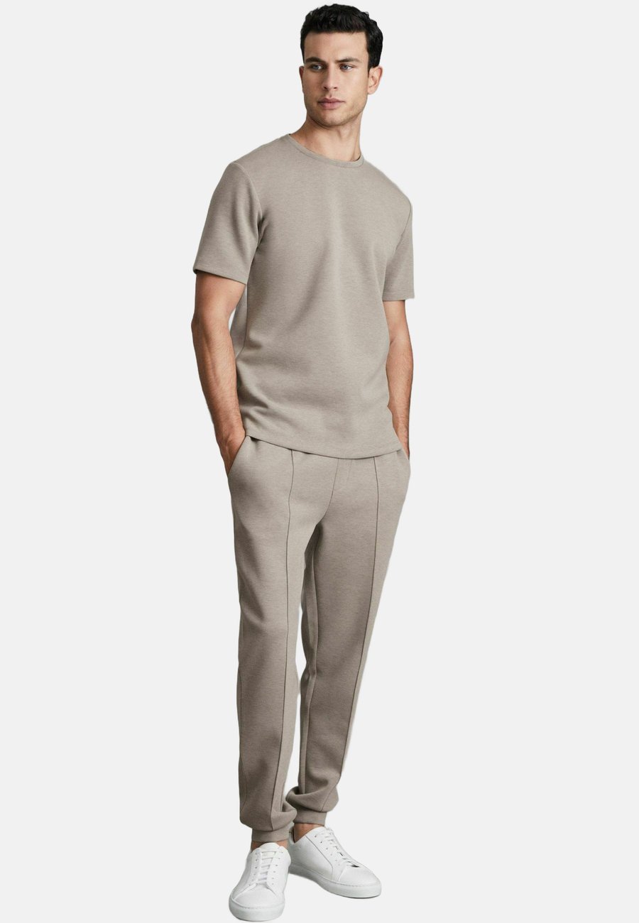 Футболка Reiss REGULAR FIT-BRADLEY INTERLOCK CREW NECK, Taupe/Light Brown, Коричневый, Футболка Reiss REGULAR FIT-BRADLEY INTERLOCK CREW NECK, Taupe/Light Brown
Футболка Reiss REGULAR FIT-BRADLEY INTERLOCK CREW NECK, Taupe/Light Brown, Коричневый, Футболка Reiss REGULAR FIT-BRADLEY INTERLOCK CREW NECK, Taupe/Light Brown