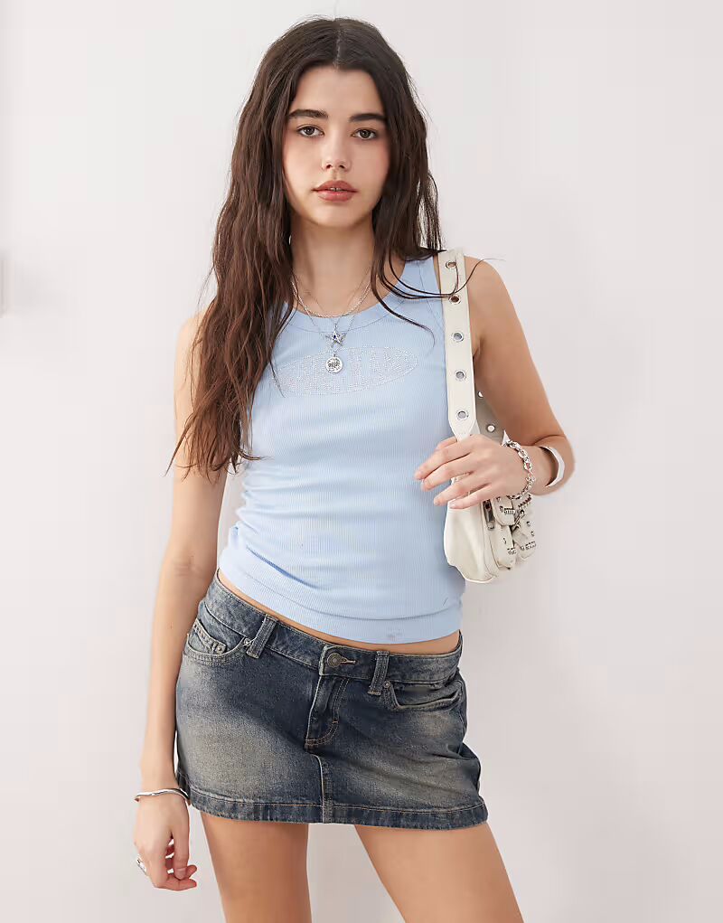 Майка Karl Kani Signature в рубчик со стразами светло-голубого цвета
Майка Karl Kani Signature в рубчик со стразами светло-голубого цвета