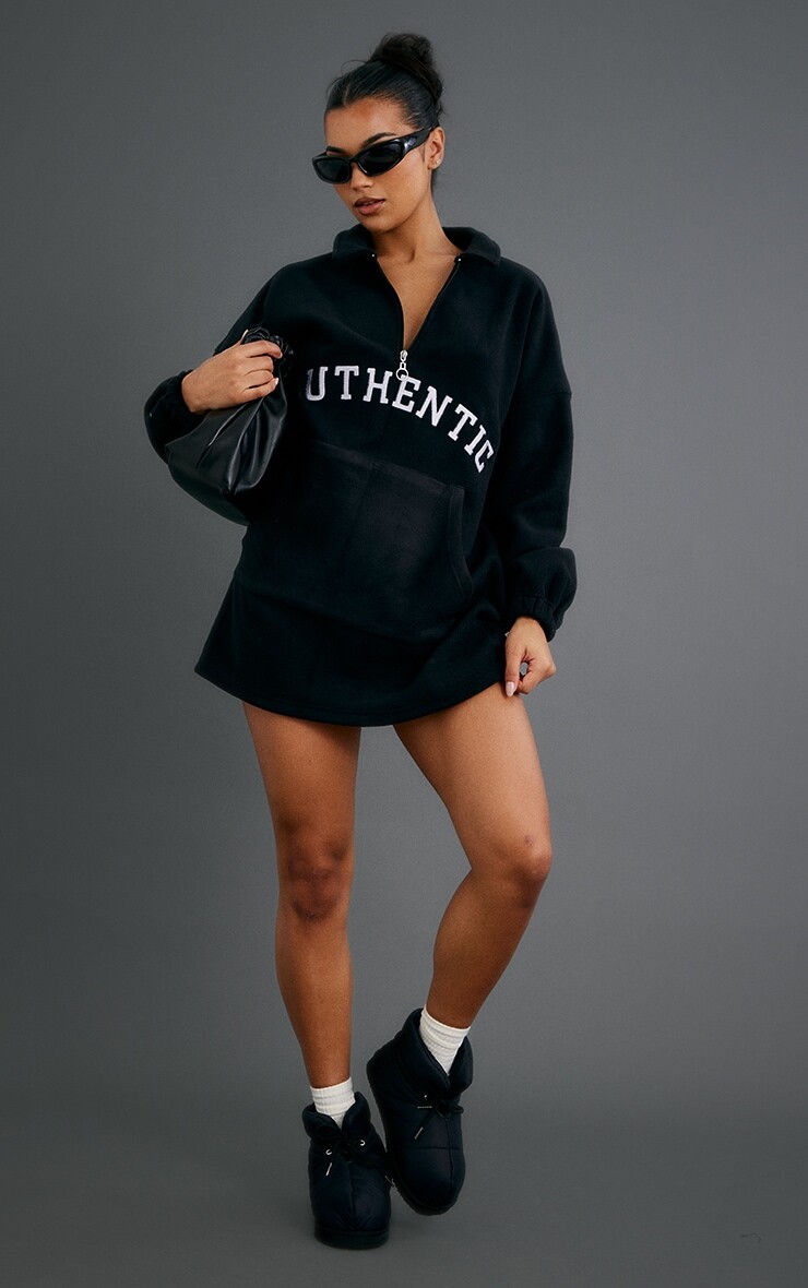 PrettyLittleThing Черное флисовое платье-джемпер с молнией до половины длины с надписью, Черный, PrettyLittleThing Черное флисовое платье-джемпер с молнией до половины длины с надписью