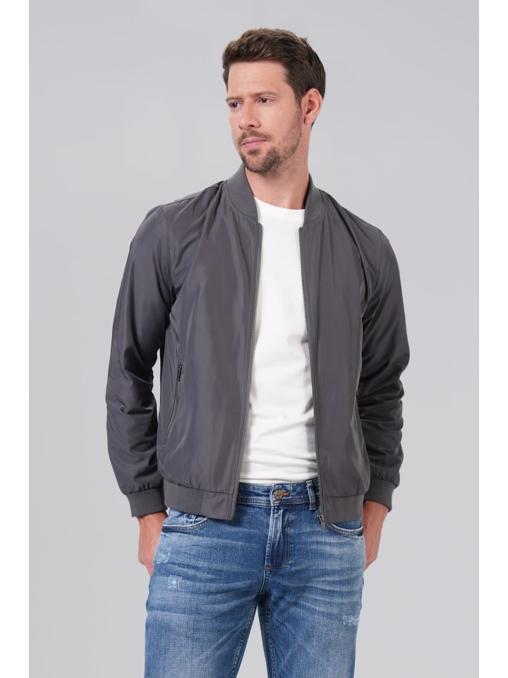 Демисезонная куртка M.O.D
Демисезонная куртка M.O.D