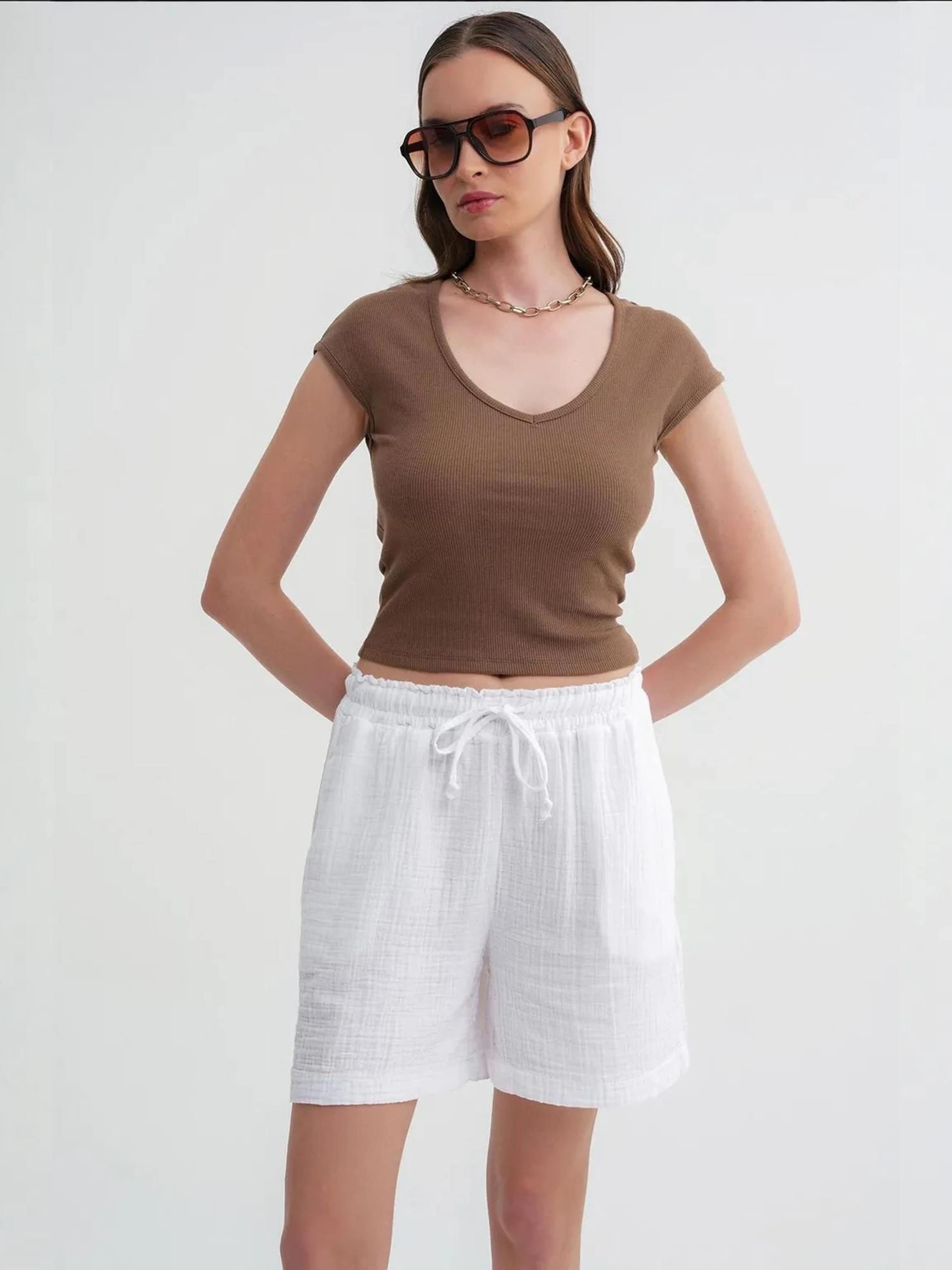 MixRay Широкие шорты в белом цвете
MixRay Широкие шорты в белом цвете