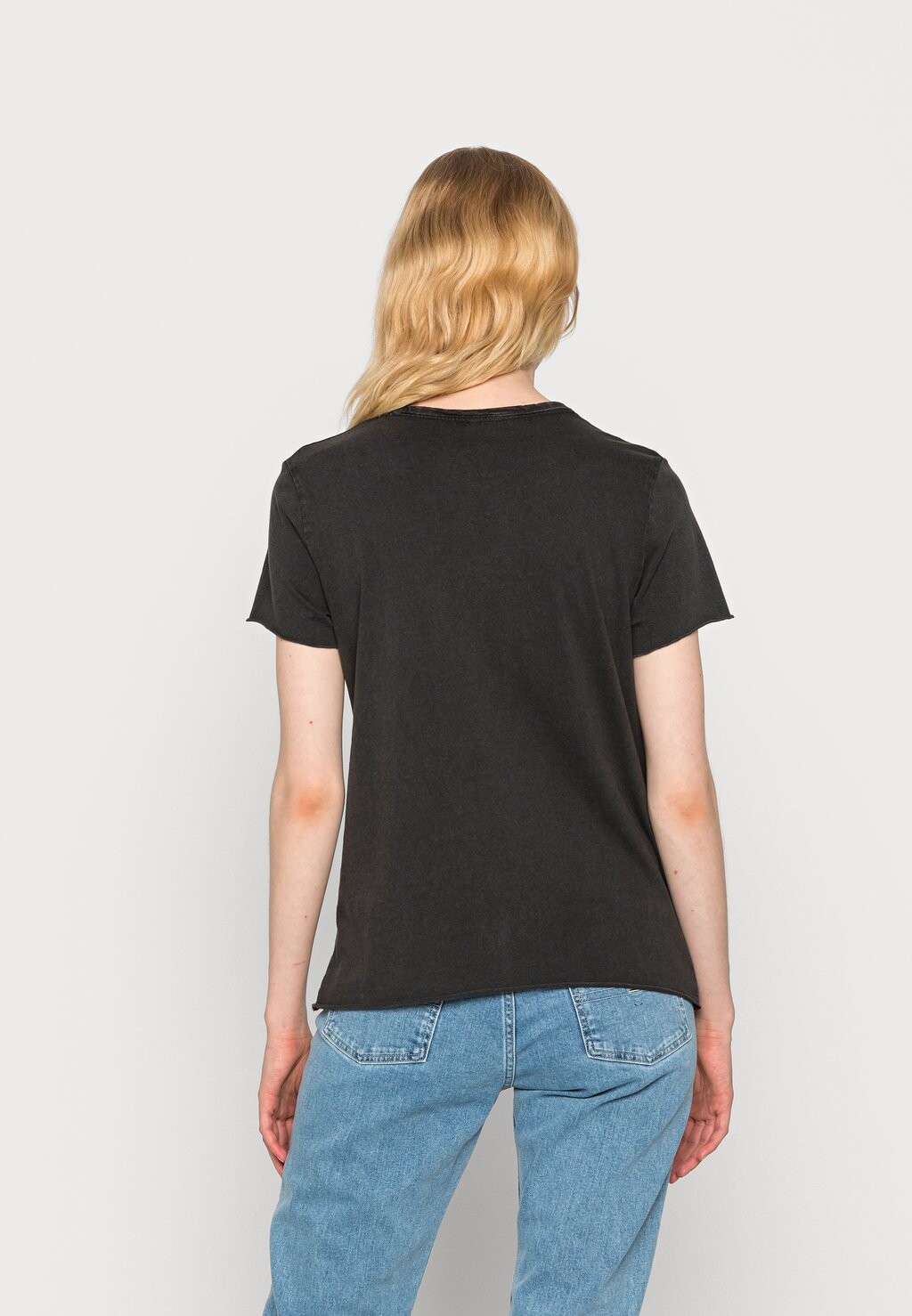 Футболка с принтом Lucy Noos ONLY, черная
Футболка с принтом Lucy Noos ONLY, черная