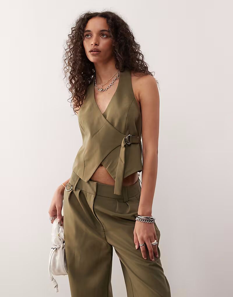 Приталенный жилет цвета хаки Collusion
Приталенный жилет цвета хаки Collusion