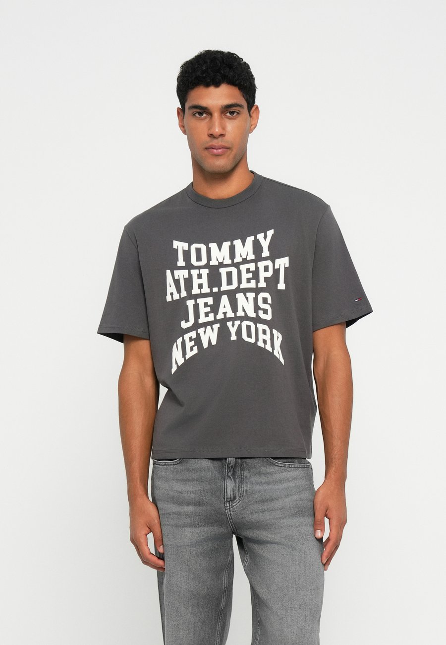 Футболка Tommy Jeans VARSITY TEE UNISEX, Washed Black/Black
Футболка Tommy Jeans VARSITY TEE UNISEX, Washed Black/Black