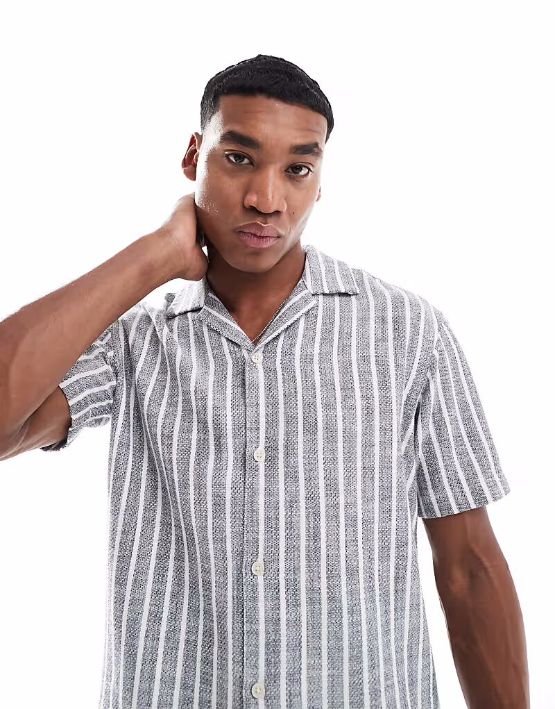 Рубашка с короткими рукавами и фактурным воротником JJ Rebel в синюю полоску
Рубашка с короткими рукавами и фактурным воротником JJ Rebel в синюю полоску