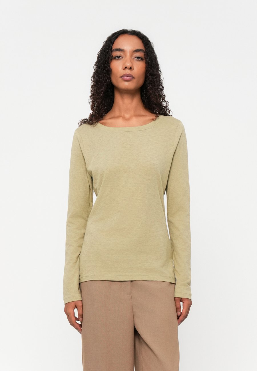 Топ Marc O'Polo DENIM ROUND NECK , Artichoke Leaf/Khaki
Топ Marc O'Polo DENIM ROUND NECK , Artichoke Leaf/Khaki