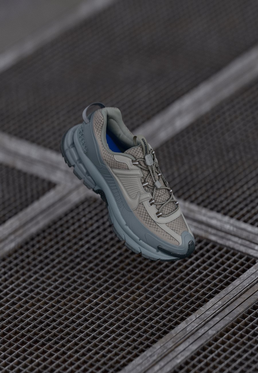 Кроссовки Nike Sportswear ZOOM VOMERO ROAM, Metallic Pewter/Cool Grey/Anthracite/Racer Blue/White/Grey
Кроссовки Nike Sportswear ZOOM VOMERO ROAM, Metallic Pewter/Cool Grey/Anthracite/Racer Blue/White/Grey