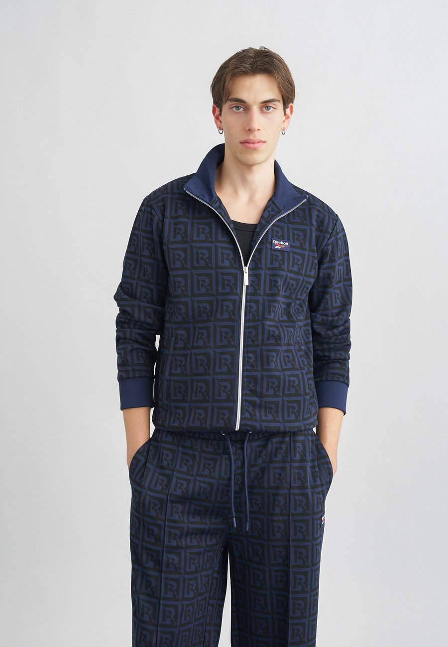 Толстовка Reebok Classic HERITAGE MONOGRAM TRACK JACKET, Vector Navy/Dark Blue
Толстовка Reebok Classic HERITAGE MONOGRAM TRACK JACKET, Vector Navy/Dark Blue