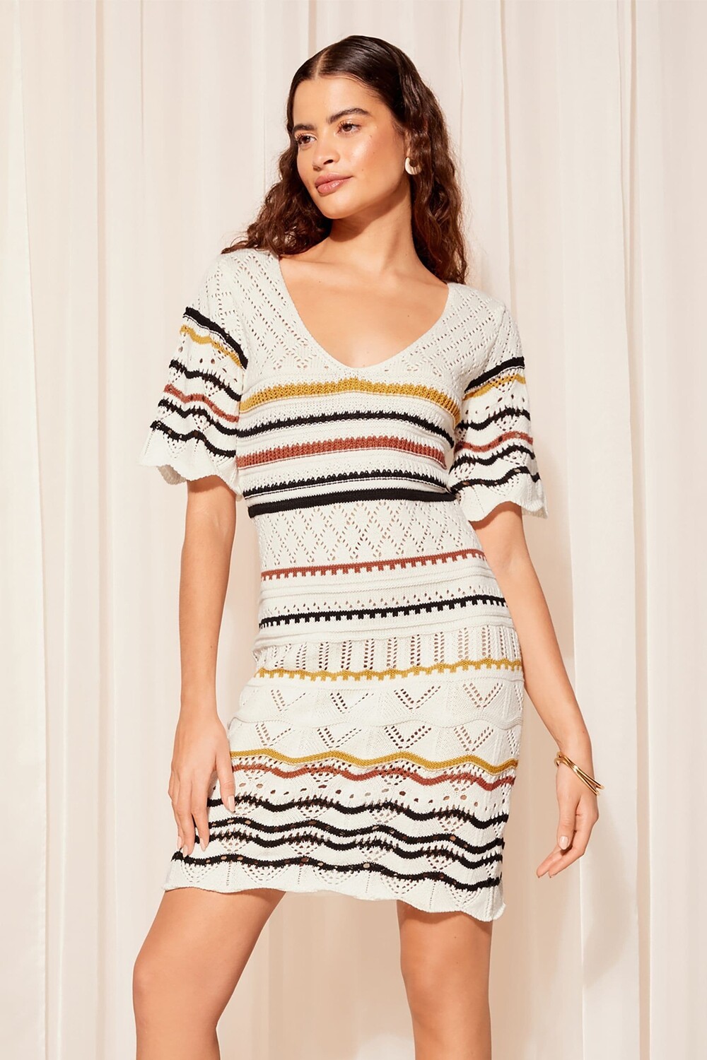 Мини-Платье крючком с V-образным вырезом Friends Like These, белый 
Мини-Платье крючком с V-образным вырезом Friends Like These, белый