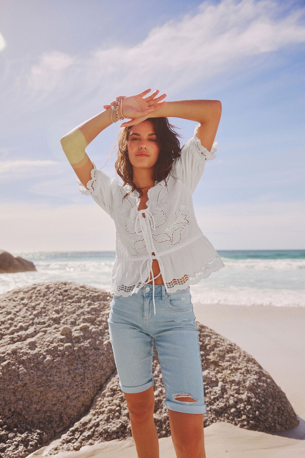 Джинсовые шорты длиной до колена Next, белый
Джинсовые шорты длиной до колена Next, белый