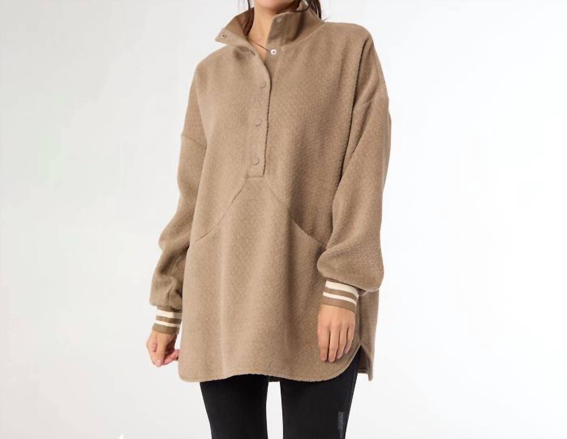 COCO + CARMEN Топ Lindi свободного кроя с застежкой на кнопках спереди, цвет «грибной»
COCO + CARMEN Топ Lindi свободного кроя с застежкой на кнопках спереди, цвет «грибной»