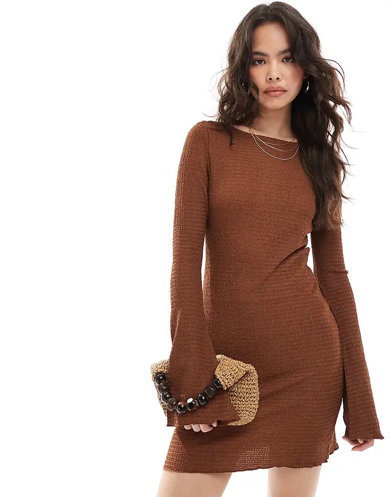 Мини-платье Vero Moda с фактурными рукавами-колокольчиками шоколадного цвета
Мини-платье Vero Moda с фактурными рукавами-колокольчиками шоколадного цвета