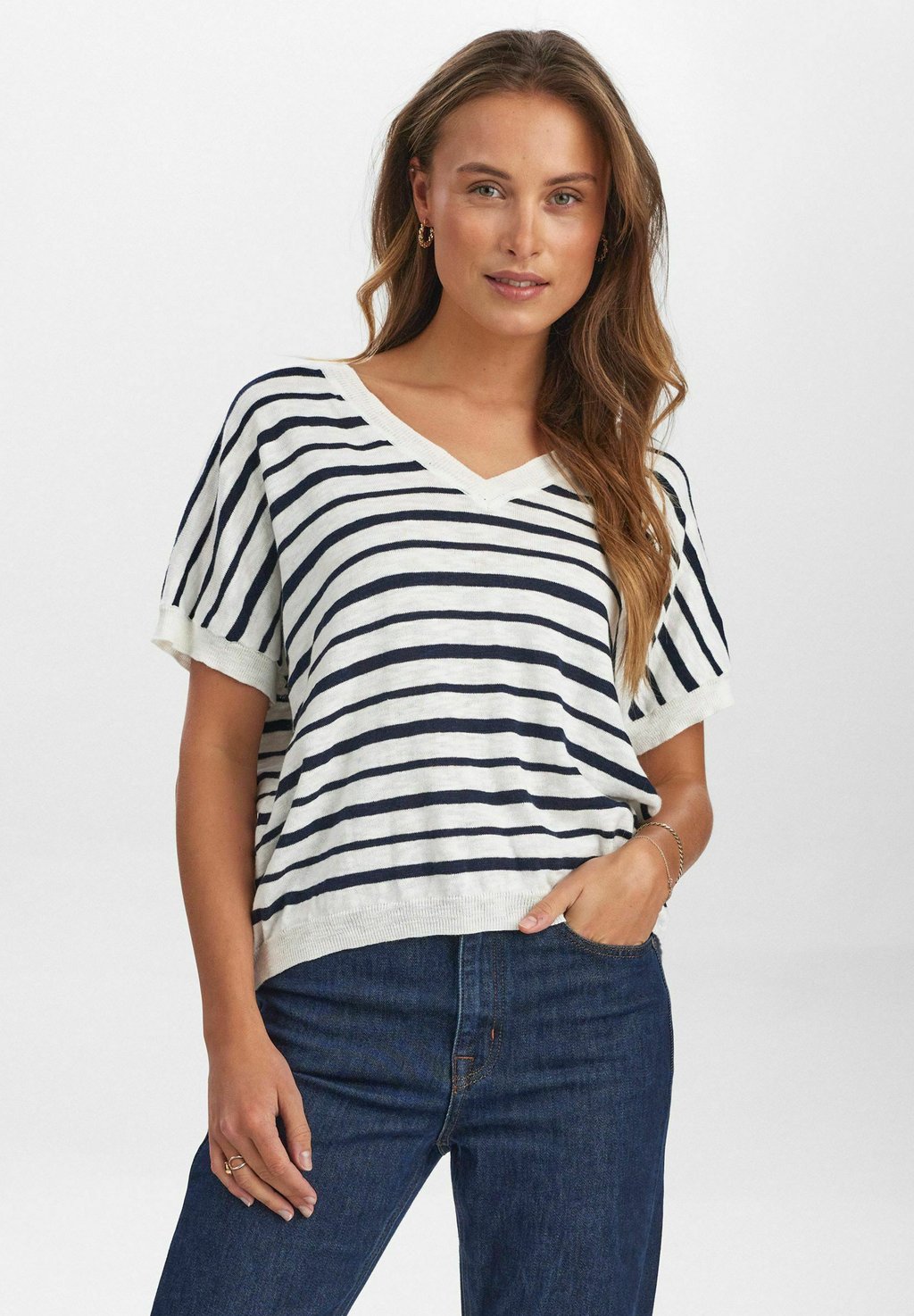 Футболка с принтом NUKIKI Nümph, темно-синий
Футболка с принтом NUKIKI Nümph, темно-синий