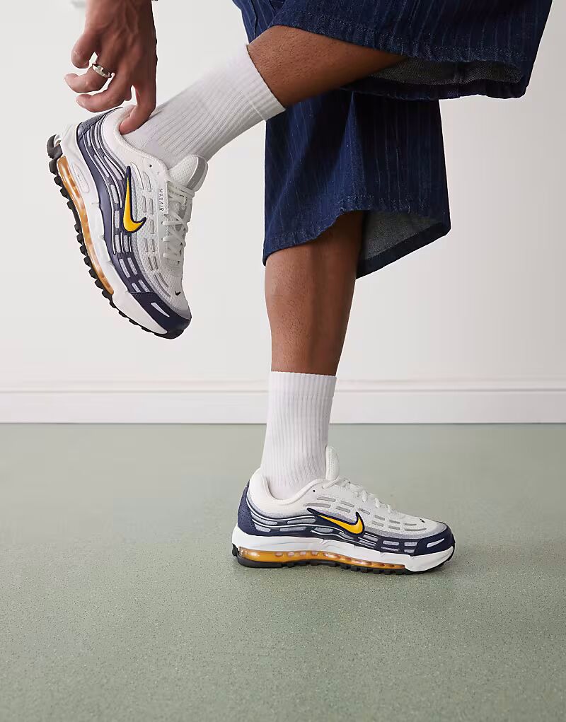 Кроссовки Nike Air Max TL 2.5 белого и темно-синего цветов
Кроссовки Nike Air Max TL 2.5 белого и темно-синего цветов