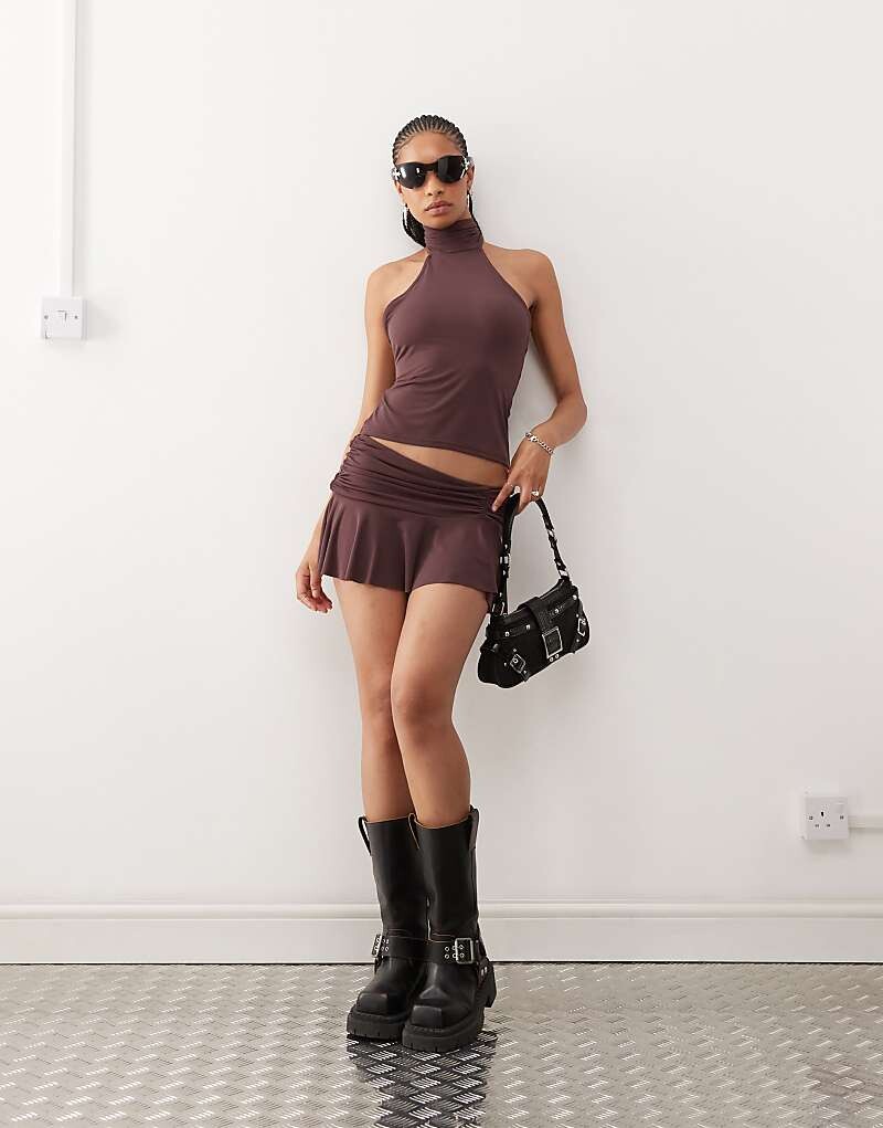 COLLUSION - Короткая мини-юбка шоколадного цвета из мягкого, облегающего материала с рюшами, часть комплекта
COLLUSION - Короткая мини-юбка шоколадного цвета из мягкого, облегающего материала с рюшами, часть комплекта