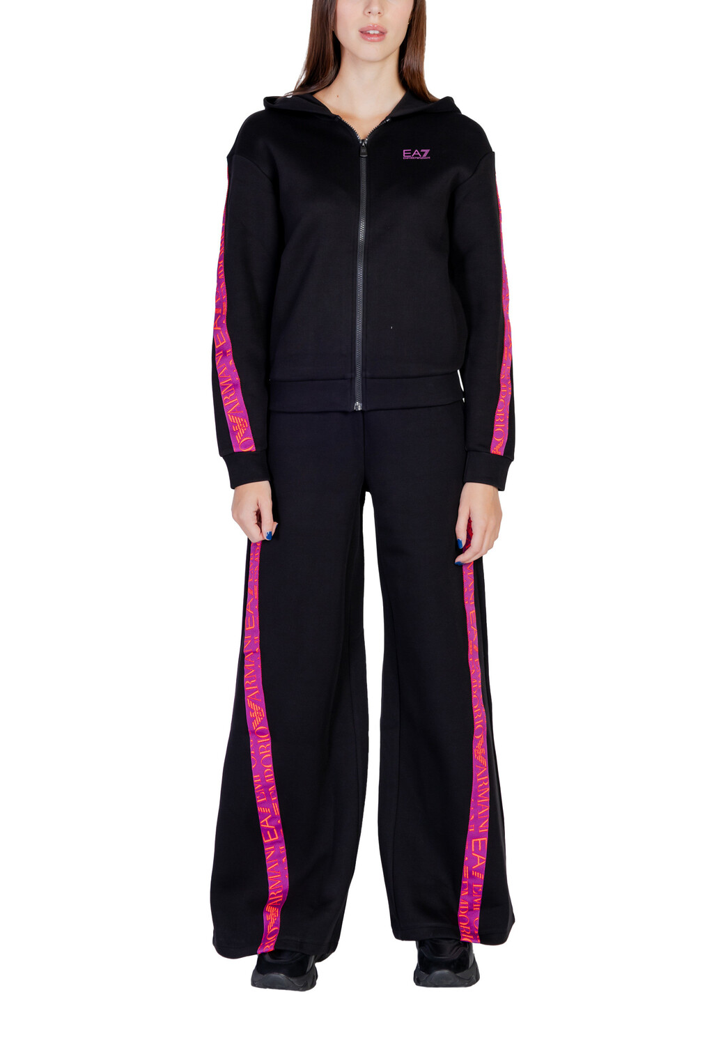 Спортивный костюм EA7 с цветной полосой, черный/розовый
Спортивный костюм EA7 с цветной полосой, черный/розовый