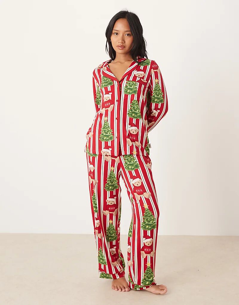 Пижамный комплект Chelsea Peers Petite из полиэстера с длинными рукавами и принтом рождественских плюшевых мишек
Пижамный комплект Chelsea Peers Petite из полиэстера с длинными рукавами и принтом рождественских плюшевых мишек