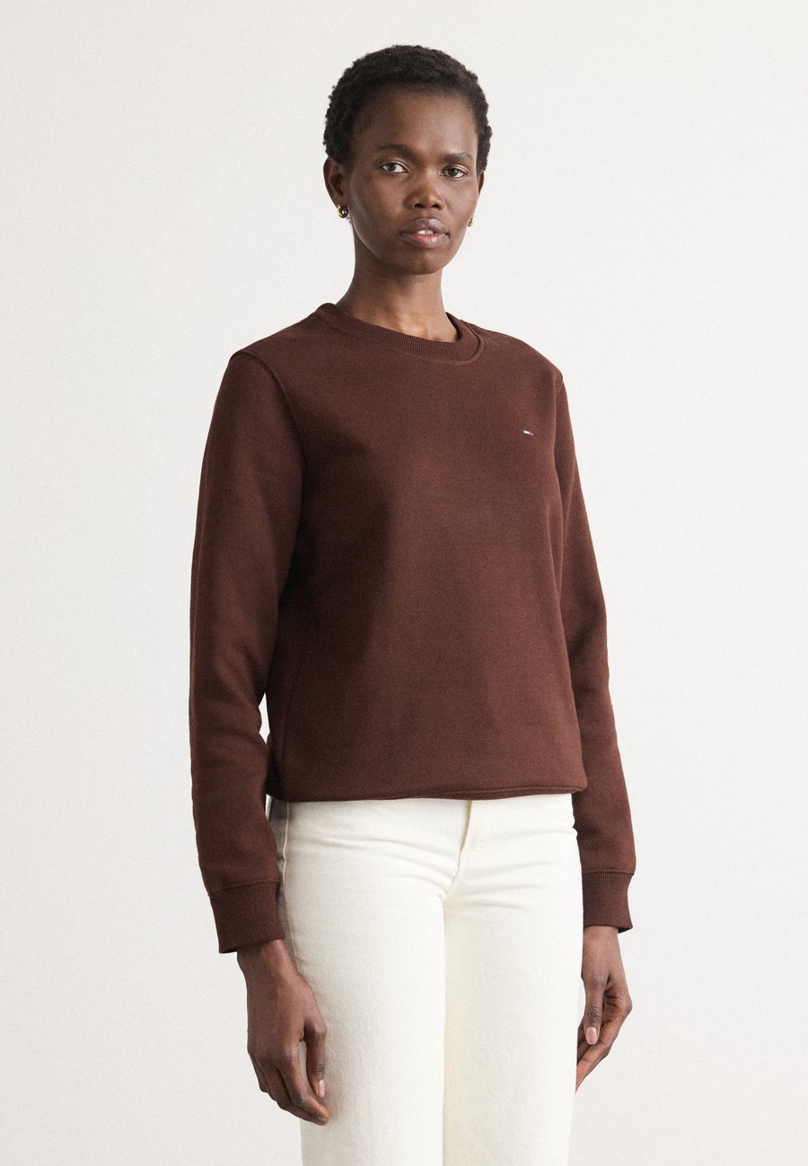 Толстовка Tommy Jeans FLAG CREW, Rich Brown/Brown
Толстовка Tommy Jeans FLAG CREW, Rich Brown/Brown