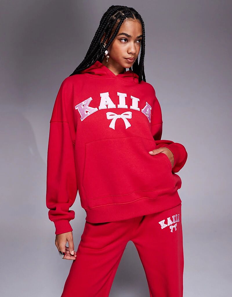 Толстовка свободного кроя Kaiia с вышитым логотипом-бантом красного и розового цветов
Толстовка свободного кроя Kaiia с вышитым логотипом-бантом красного и розового цветов