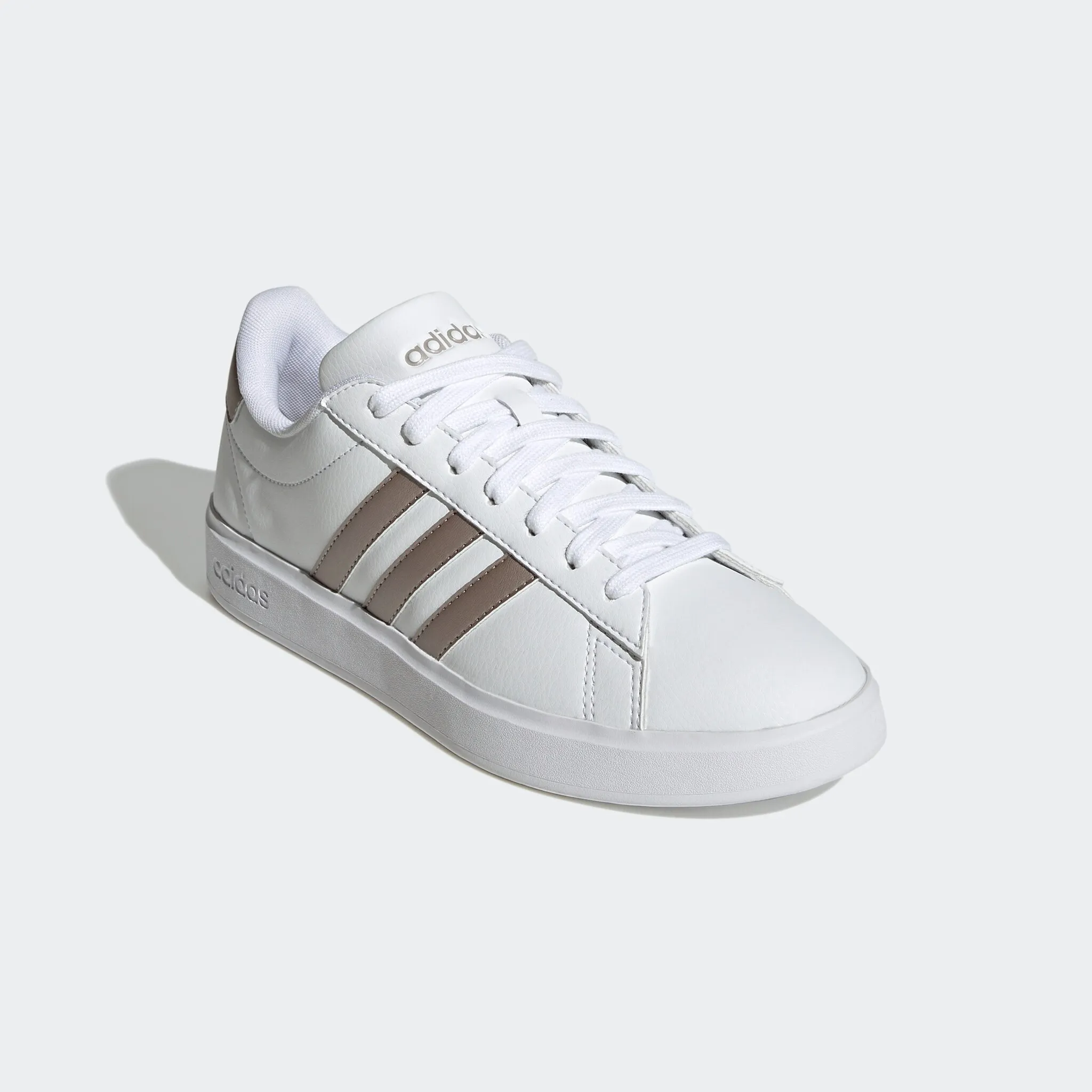 Кроссовки Adidas Sportswear "GRAND COURT CLOUDFOAM LIFESTYLE COURT COMFORT", дизайн по стопам суперзвезды Adidas, белый
Кроссовки Adidas Sportswear "GRAND COURT CLOUDFOAM LIFESTYLE COURT COMFORT", дизайн по стопам суперзвезды Adidas, белый