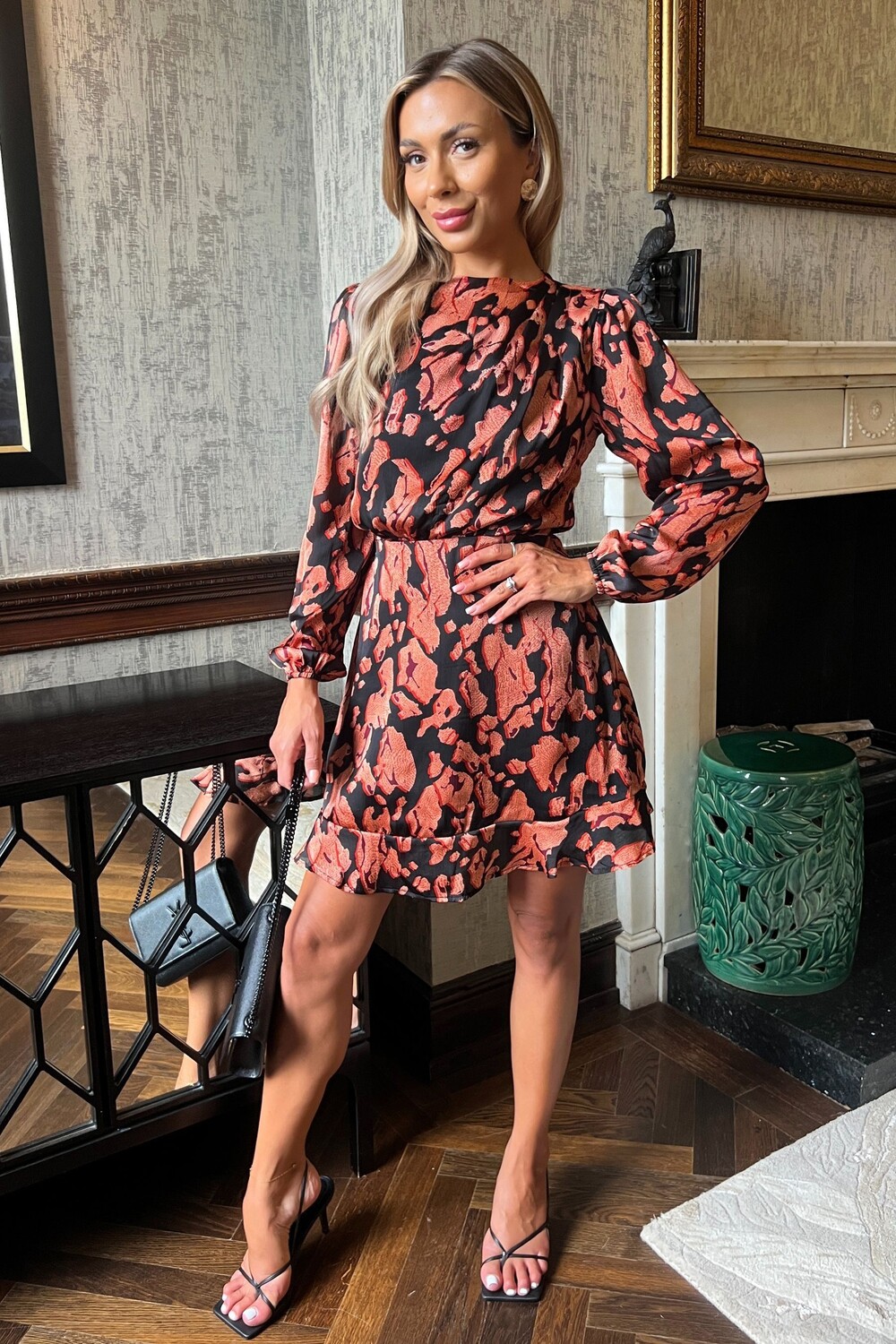 Мини платье с абстрактным принтом, длинными рукавами и складками на плечах Ax Paris, черный
Мини платье с абстрактным принтом, длинными рукавами и складками на плечах Ax Paris, черный