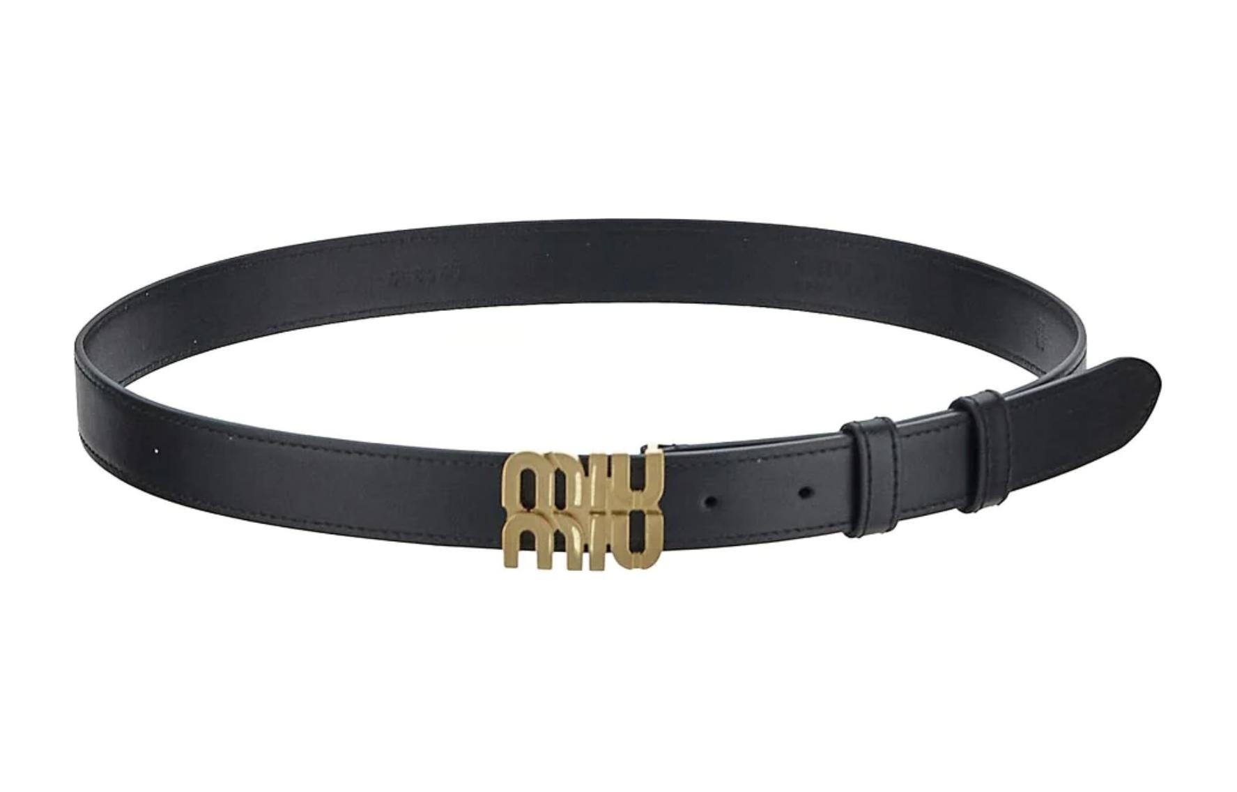 Кожаный ремень MIU MIU с пряжкой-логотипом
Кожаный ремень MIU MIU с пряжкой-логотипом