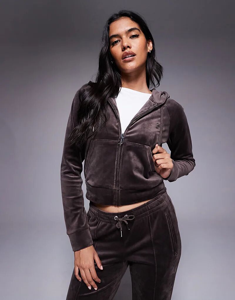 Велюровая толстовка с капюшоном на молнии Juicy Couture Madison Co-ord коричневого цвета - КОРИЧНЕВЫЙ
Велюровая толстовка с капюшоном на молнии Juicy Couture Madison Co-ord коричневого цвета - КОРИЧНЕВЫЙ